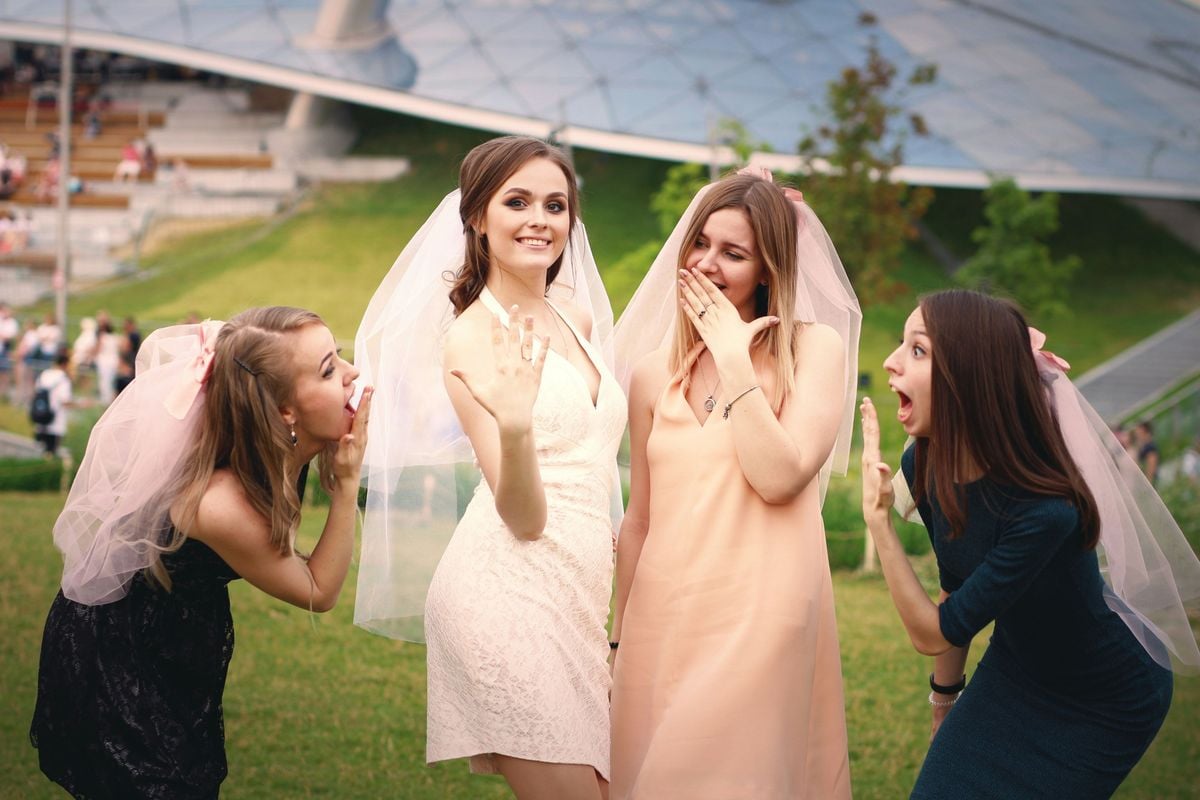 Deze 'stoute' dingen gebeuren op vrijgezellenfeestjes van vrouwen (en die van mannen zijn véél braver!)