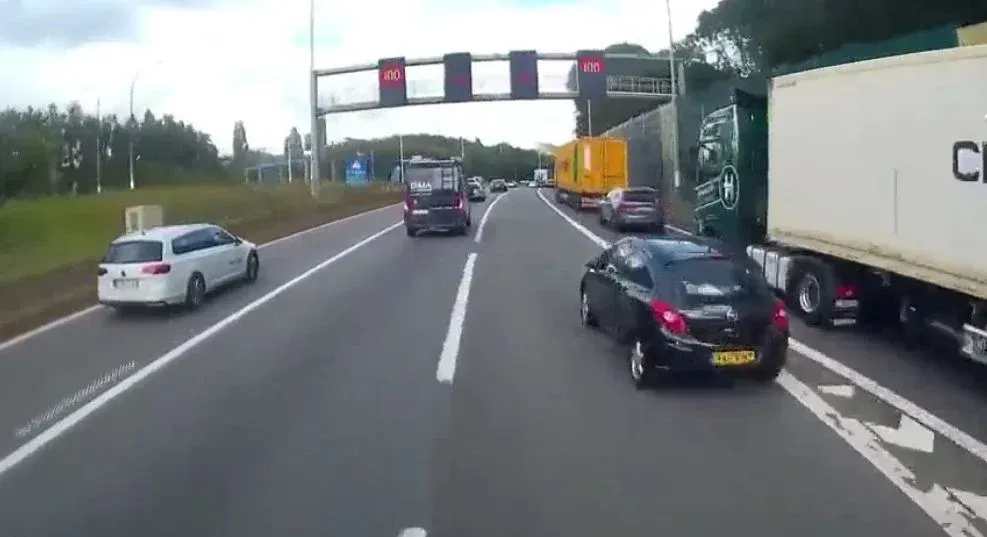 Andere verkeersregels!? Nederlandse automobilist heeft speciale manier van invoegen op Belgische snelweg