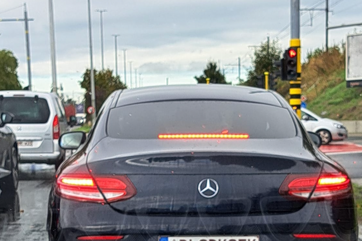 Vlaamse Mercedes-chauffeur zijn nummerplaat zorgt voor gelach: "Dat moet Gert Verhulst zijn"