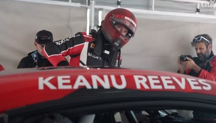 Keanu Reeves neemt eerste keer deel aan autorace. Het resultaat? Misschien kan hij beter focussen op John Wick...