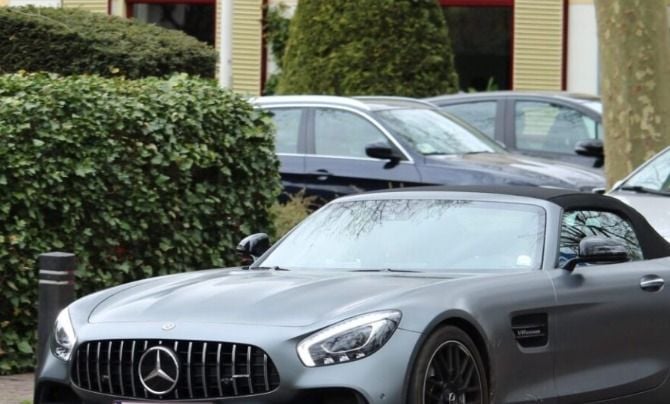 Vlaming met AMG GT Roadster heeft nummerplaat waar mensen van onder de indruk zijn: "Amai, da's straf!"