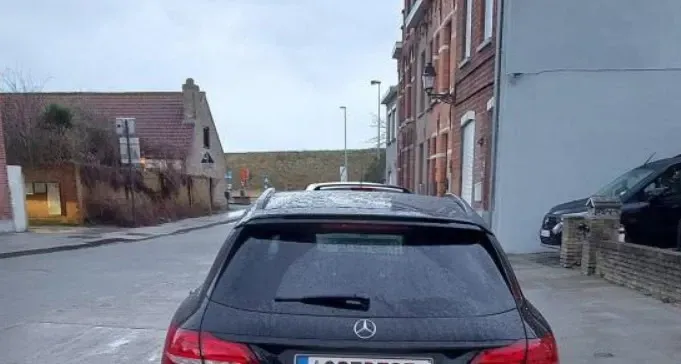 Nummerplaat van Vlaamse Mercedes-chauffeur zorgt voor hilariteit: "Mag er enkel zondag mee rijden"