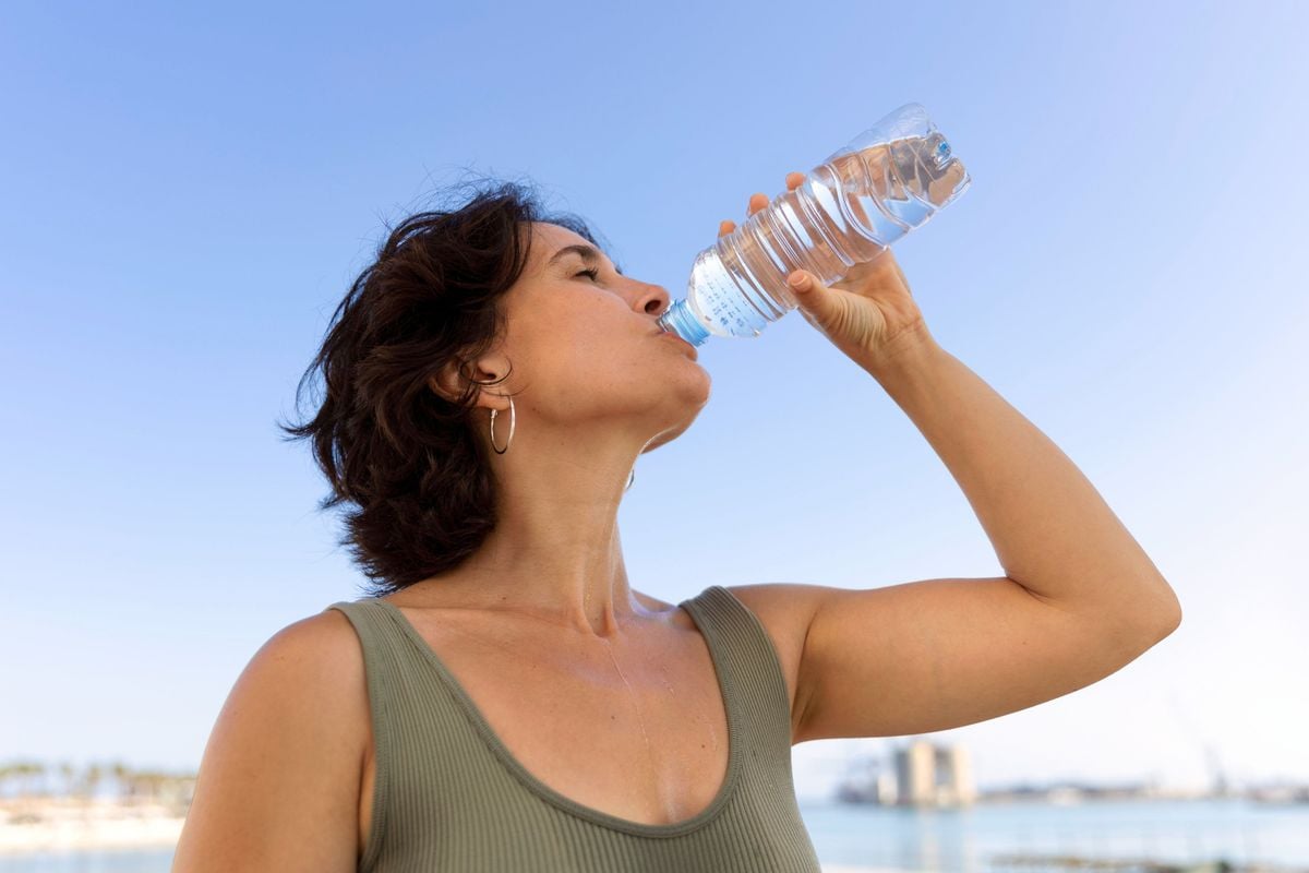 Hoeveel helpt water drinken nu eigenlijk echt als je gewicht wil verliezen? Meer dan je denkt