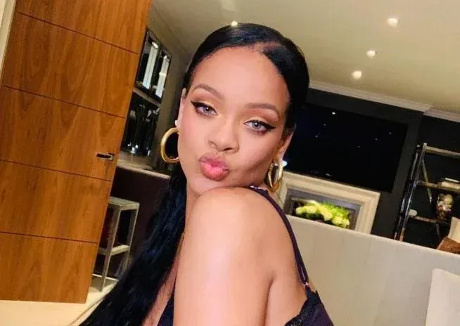 Rihanna zoekt de grenzen van Instagram op door te poseren in héél weinig kleren (foto's)