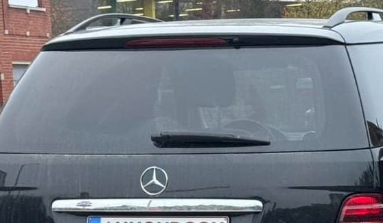 Deze Vlaamse Mercedes-eigenaar doet mensen twijfelen met zijn nummerplaat: "Da's Kabouter Plop!"