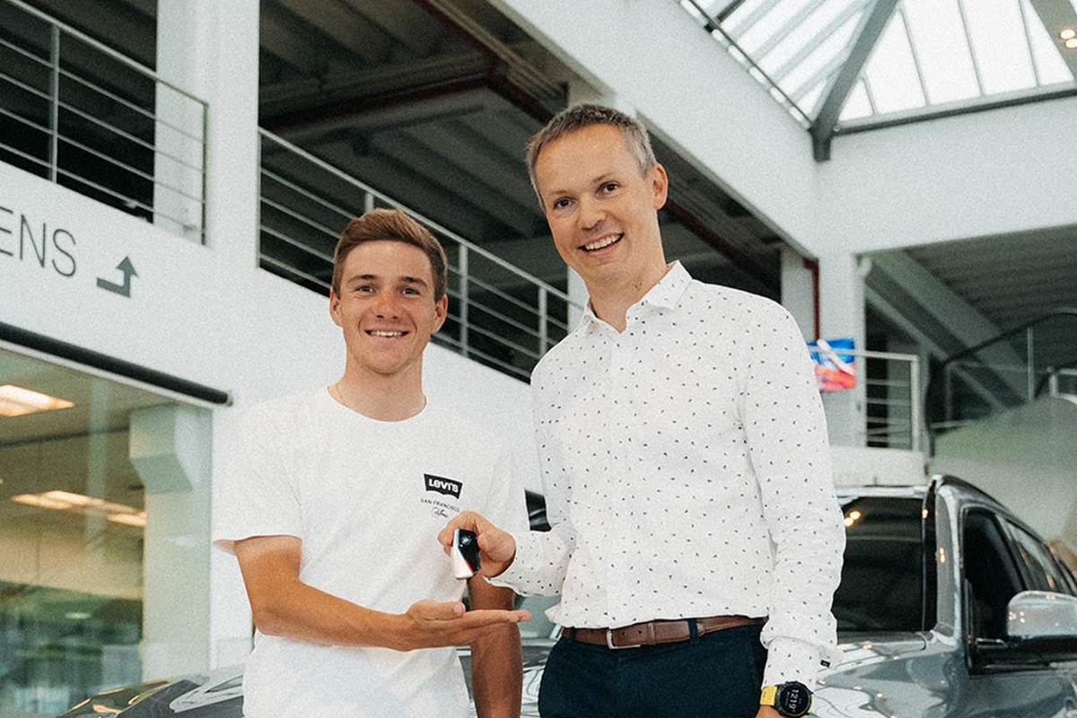 Remco Evenepoel showt vol trots zijn waanzinnige nieuwe bolide ter waarde van 144.000 euro