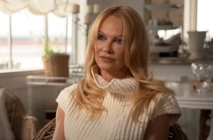 Pamela Anderson onthult waarom ze de Playboy Mansion verliet: "Die ene dag in Hefners slaapkamer... Ik was in shock!"