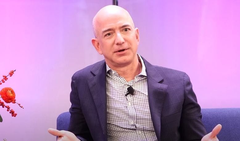 Het ongelofelijke verschil: Wat Amazon-oprichter Jeff Bezos real-time verdient tegenover zijn personeel