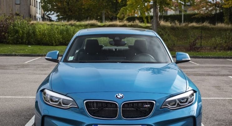 Vlaamse BMW-chauffeur doet de wenkbrauwen fronsen met bizarre nummerplaat: "Zot zijn doet geen pijn!"