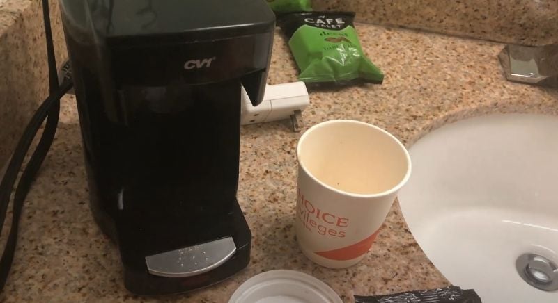 Stewardess onthult de walgelijke reden waarom je best nooit de koffiemachine op je hotelkamer gebruikt