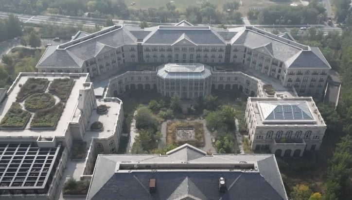 Zo ziet een verlaten luxueus 5 sterrenhotel eruit in China: "Het lijkt heel die tijd onaangeroerd gebleven"