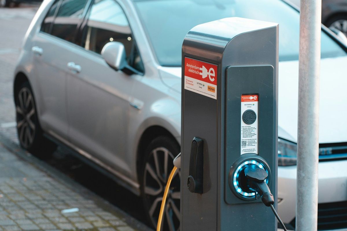 Vrouw laadt elektrische wagen op aan semipublieke laadpaal, maar schrikt van factuur: "Heb mijn les geleerd!"