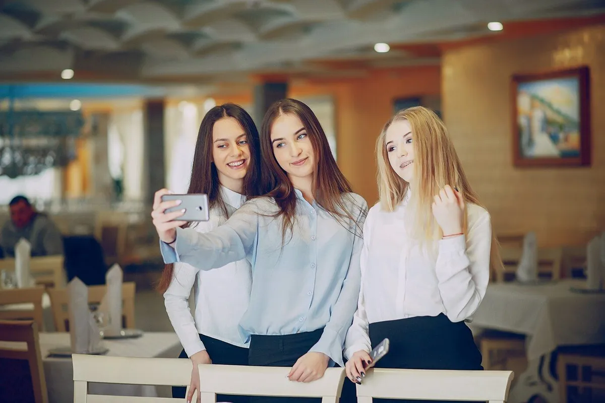 girl restaurant 1157 5238