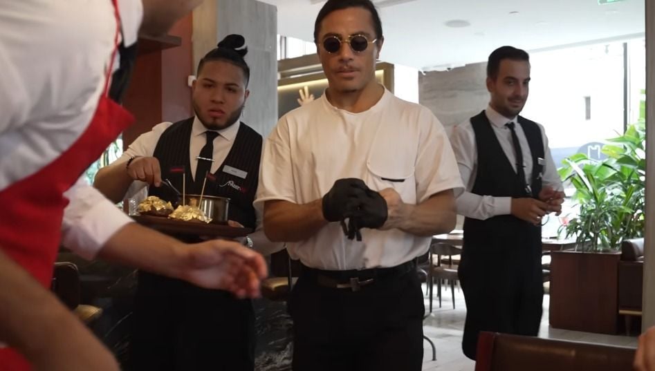 Salt Bae schokt nog maar eens de wereld door rekening van zijn restaurant te delen, bestaande uit zes cijfers