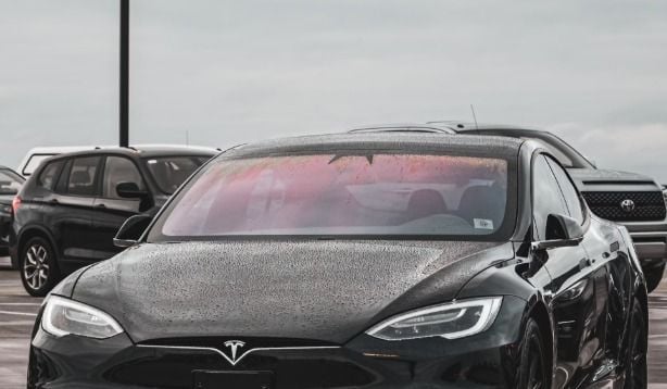 Vlaamse Tesla-eigenaar benadrukt met zijn speciale nummerplaat nog eens dat hij elektrisch rijdt