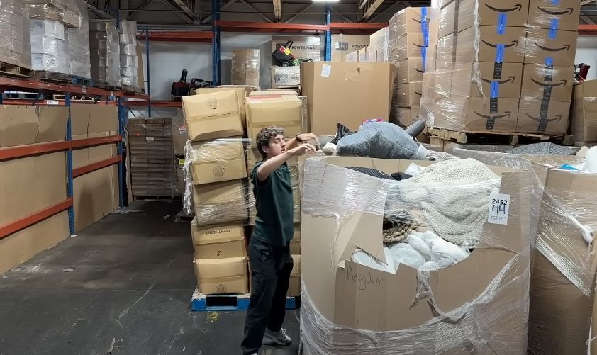 Man koopt doos met geretourneerde Amazon-producten om te ontdekken hoeveel winst hij kan maken