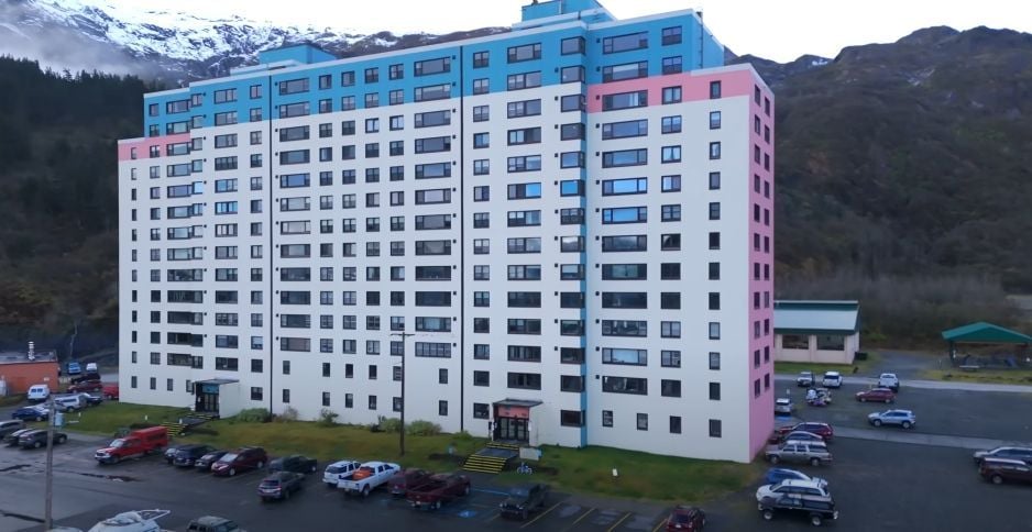 YouTubers verhuizen naar 'dystopische' stad in Alaska waar alle inwoners in hetzelfde gebouw wonen