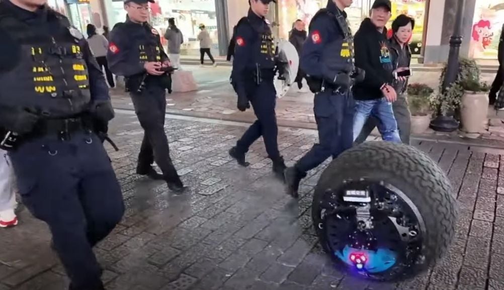 Nee, het is geen scène uit Black Mirror: Chinese politie zet bolvormige robot in om boeven te vangen