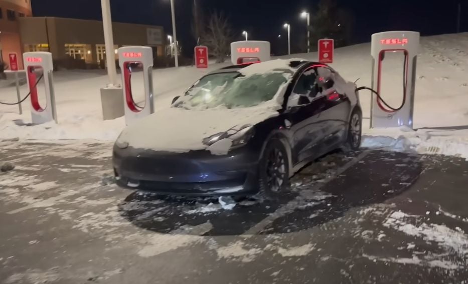 Man laat zijn Tesla bevriezen, sluit hem dan aan op supercharger en kan niet geloven wat er gebeurt