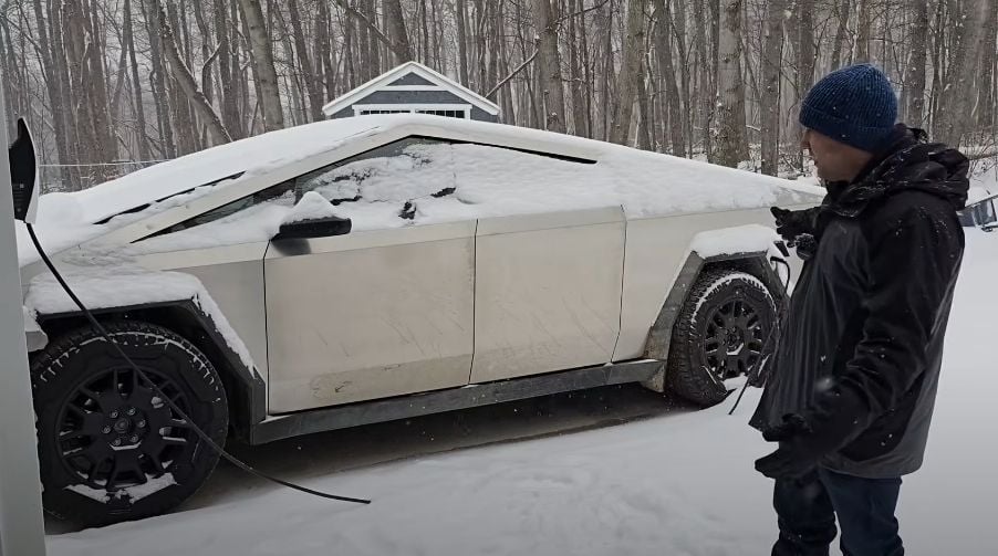 Tesla Cybertruck-eigenaar legt uit waarom hij in de winter afstapt van elektrisch rijden en zijn benzineauto gebruikt