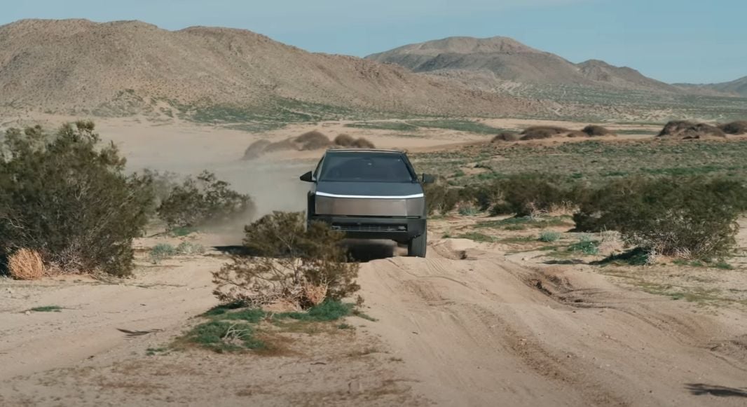 'Giftige autocultuur' aangeklaagd nadat Tesla Cybertruck noodgedwongen 10 kilometer achteruit moet rijden tijdens race