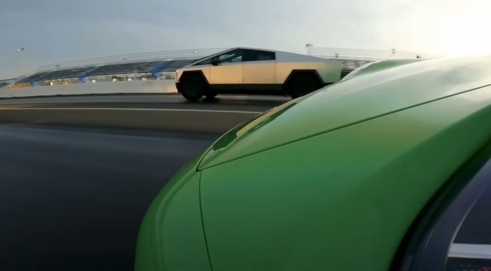 Tesla Cybertruck neemt het in een dragrace op tegen een Porsche 911 en het resultaat is verrassend