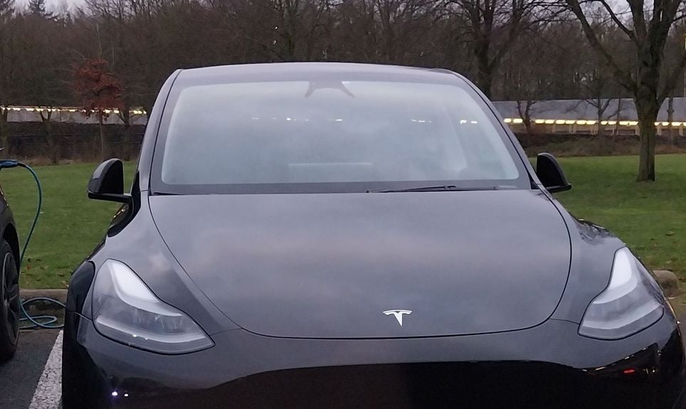 Vlaamse Tesla-eigenaar doet de wenkbrauwen fronsen met zijn nummerplaat: "Klein mannetje?"