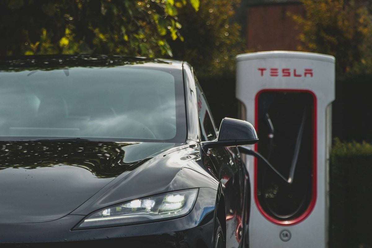 Vlaming voorziet zijn Tesla van een nummerplaat die niet onbesproken blijft: "Is dit niet wat arrogant?"