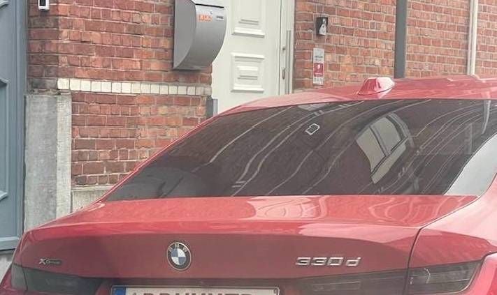 Vlaamse BMW-eigenaar heeft geen alledaagse nummerplaat: "Dat moet Ben Crabbé zijn!"