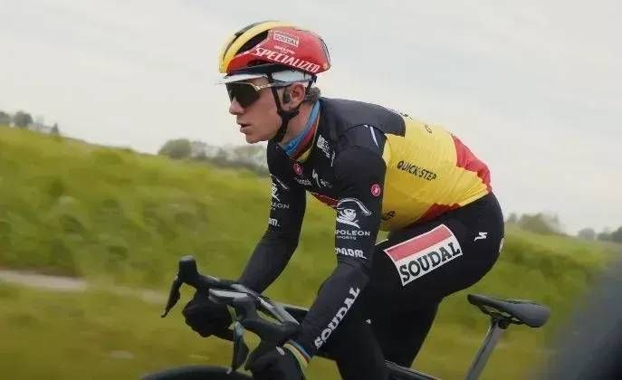 Wat verdient Remco Evenepoel bij Soudal Quick-Step, en hoe verhoudt hij zich tot de andere wielertoppers?