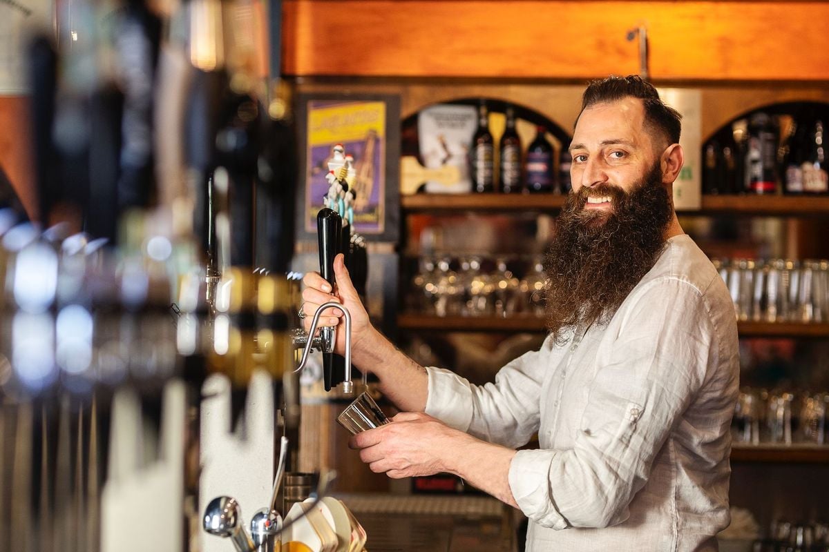 Dit is het loon van een Vlaamse café-uitbater: "Slecht loon en meer dan 80 uur per week werken"