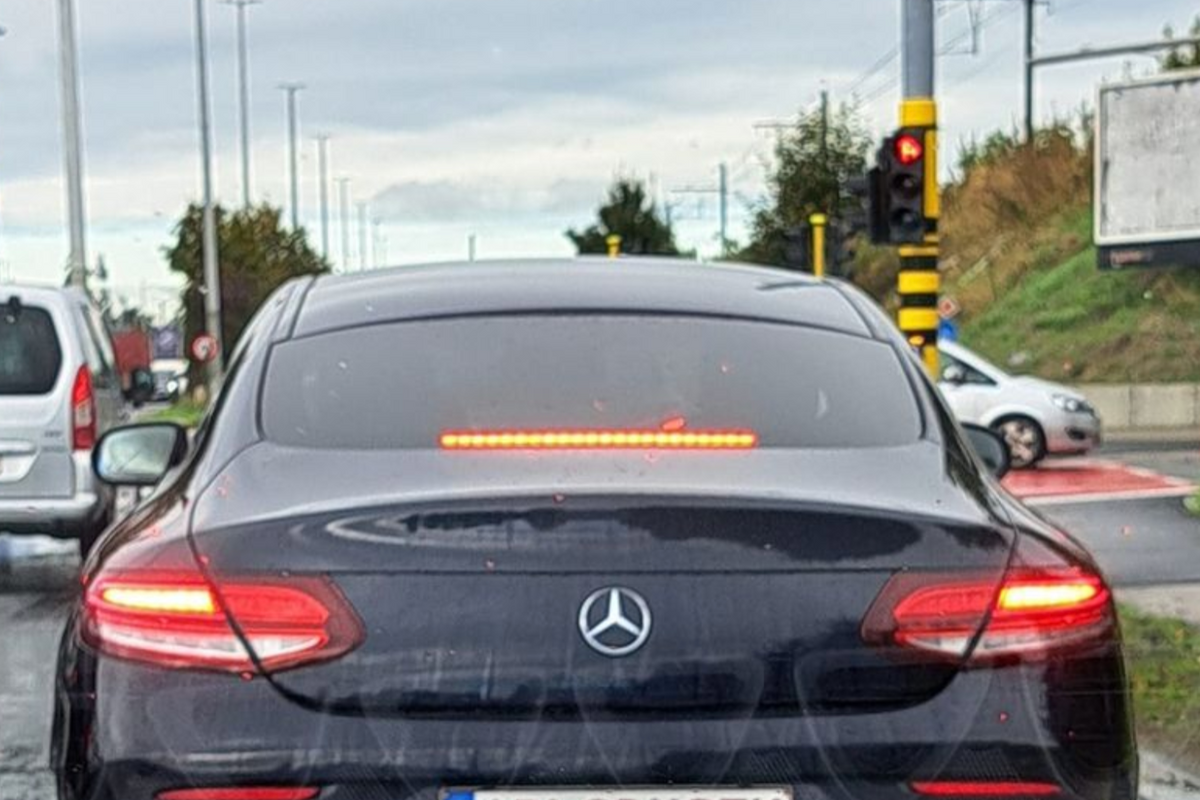 Nummerplaat van Vlaamse Mercedes-chauffeur zorgt voor gelach: "Dat moet Gert Verhulst zijn"