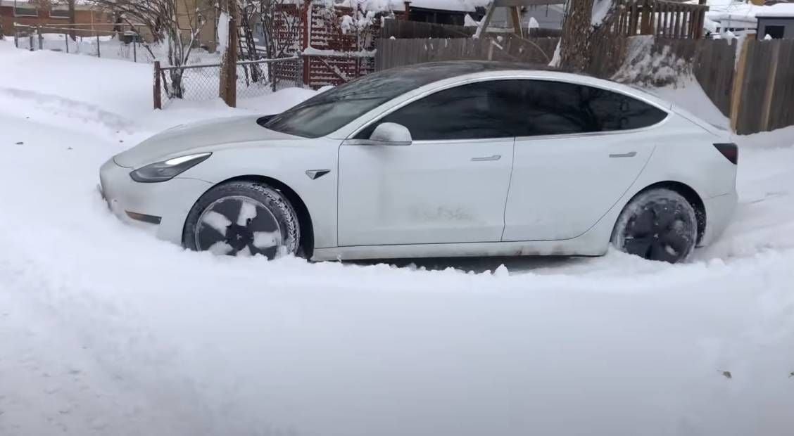 Man laat zijn Tesla 12 uur draaien in -28 graden om te testen hoe duurzaam hij écht is