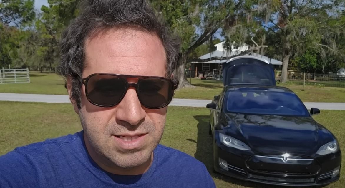 Man die twee gebruikte Tesla's kocht, ontdekt hetzelfde probleem bij beide auto's: "Het zijn geldputten!"