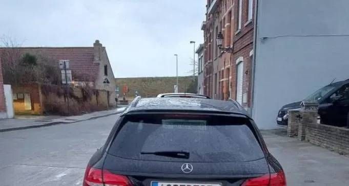 Op de Mercedes van deze Vlaming pronkt een bizarre nummerplaat: "Mag er enkel mee naar de bakker"