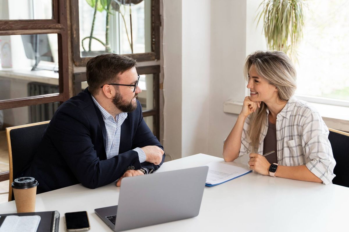 Met deze 'spiegeltruc' heb je al een flinke stap voor bij een sollicitatiegesprek: "Het creëert connectie en vertrouwen"