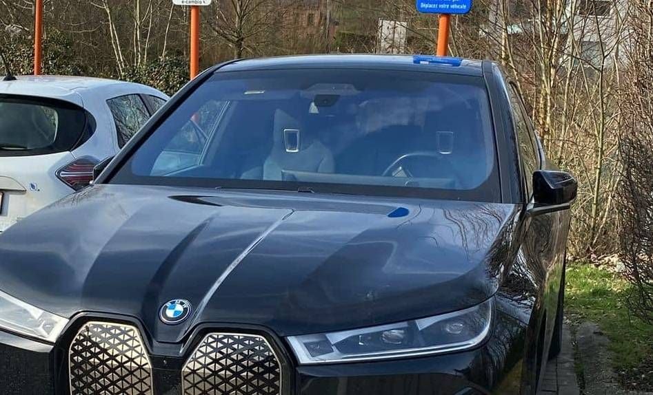 Mysterieuze nummerplaat op Vlaamse BMW zet de mensen aan het raden: "Wie is het dan wel?"