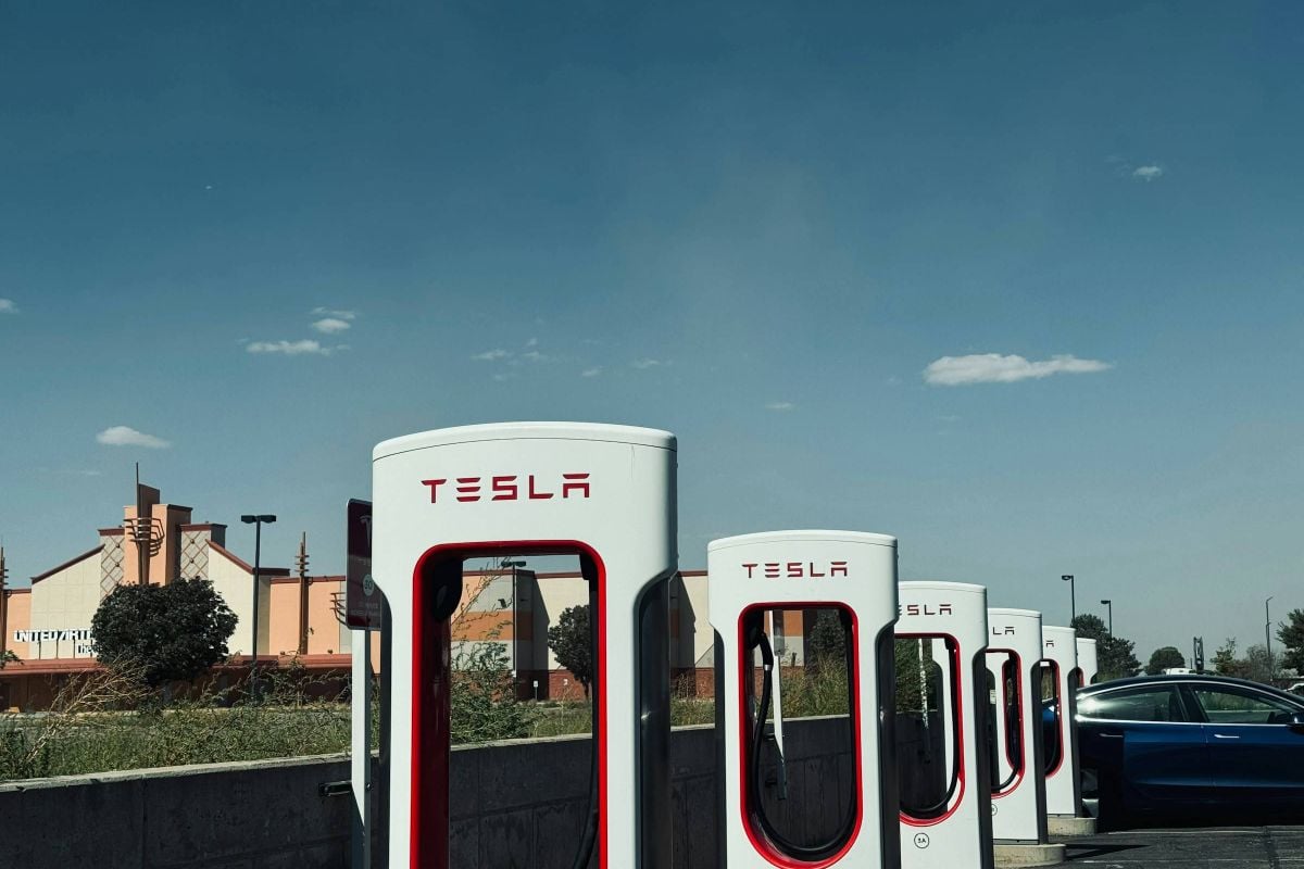 Tesla plant ingrijpende wijziging aan Supercharger-laadstations: "Het moet efficiënter en conflictvrij worden"