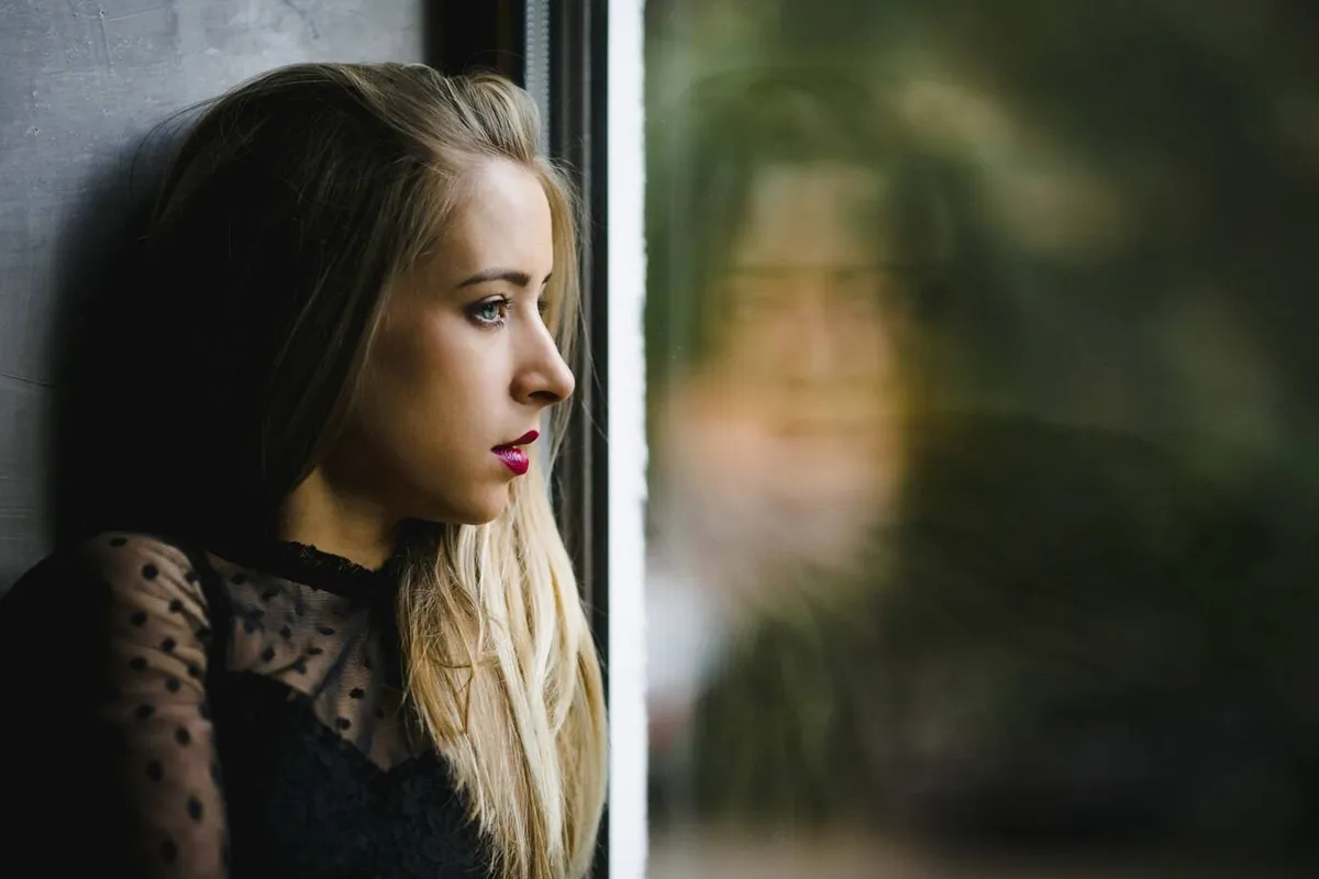 girl portrait sideway near window 8353 9337