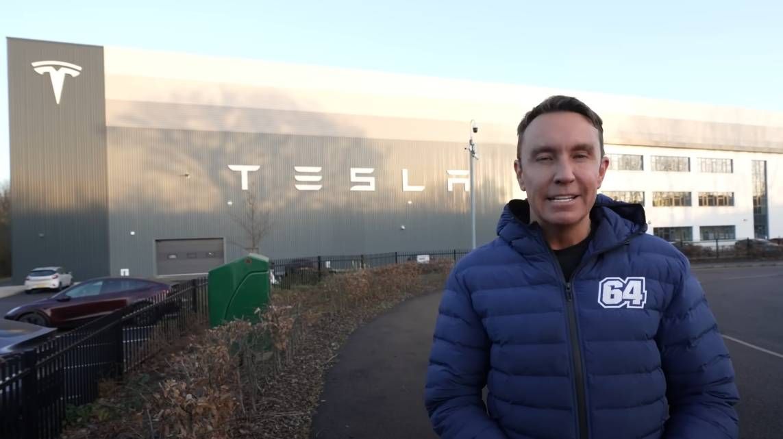 Man beweert dat Tesla 5.000 dollar van hem heeft 'gestolen', nadat hij 8 jaar wachtte op de release van zijn auto