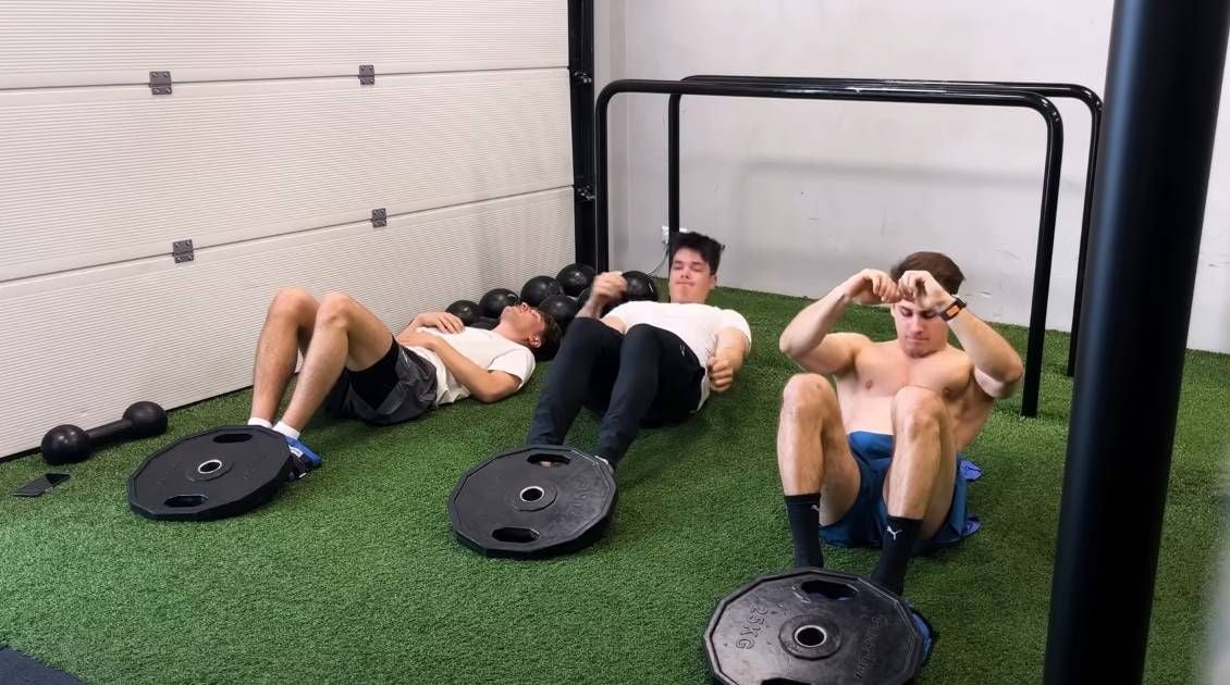 Man die nooit naar de fitness gaat, doet één maand 100 sit-ups per dag om te zien of hij een sixpack krijgt