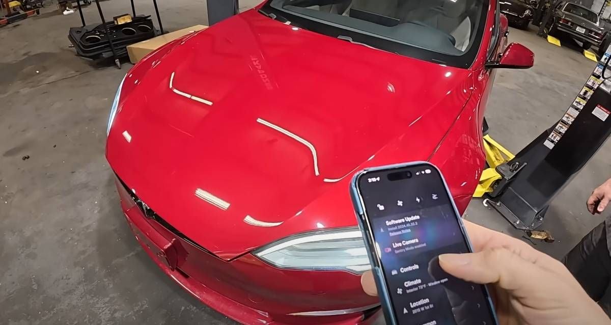 Man koopt Tesla Model S voor 100.000 dollar onder de vraagprijs, maar monteur doet 'hallucinante' ontdekking