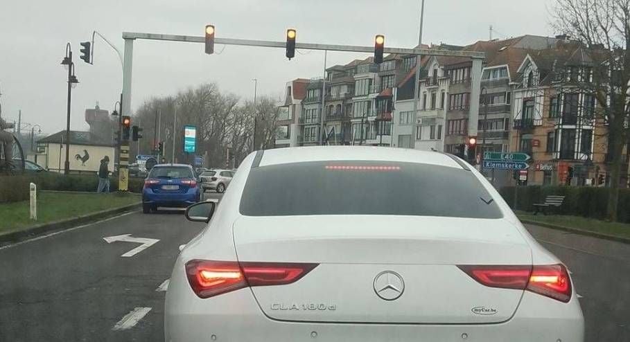 Vlaamse Mercedes-chauffeur lokt veel reacties uit met zijn nummerplaat: "Zie je wel dat hij nog leeft!"