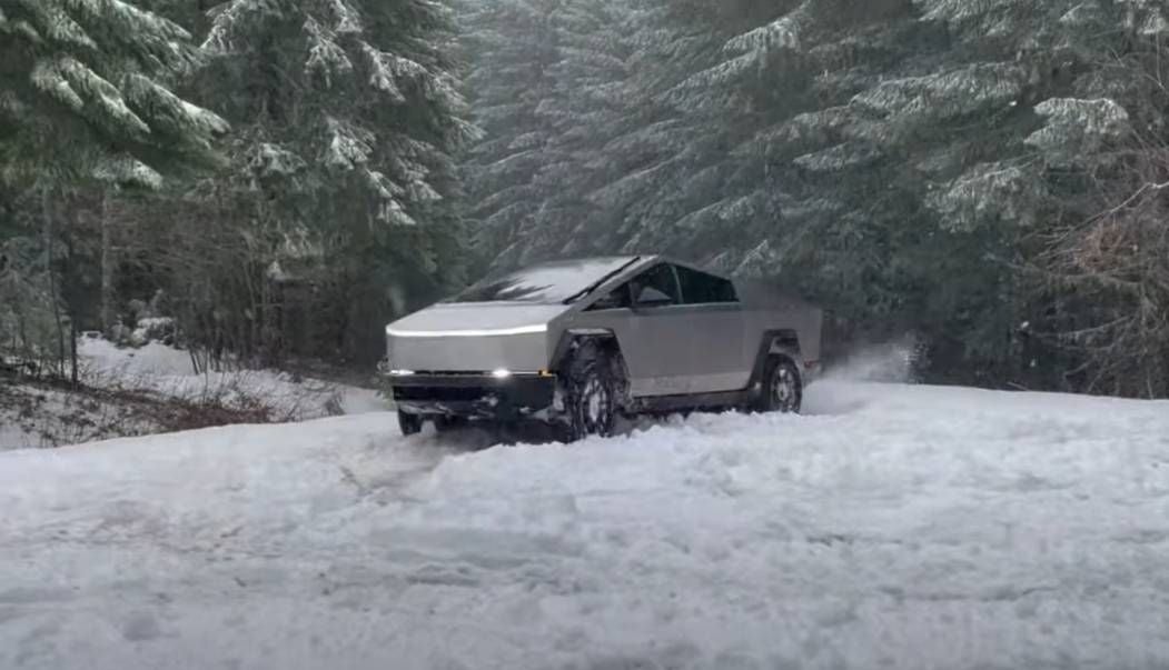 Tesla Cybertruck-eigenaar test mogelijkheden van de truck bij -21 graden en rijdt door sneeuwstorm