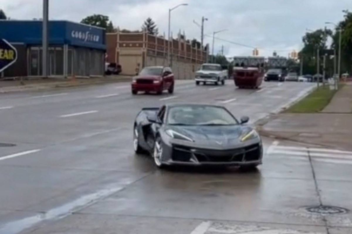 Chauffeur wil uitpakken met zijn Corvette, maar wordt de loef afgestoken door andere weggebruiker