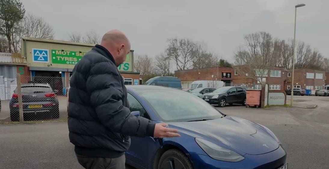 Man koopt Tesla Model 3 met bijna 350.000 kilometer op de teller en ontdekt iets opvallend: "Nooit gedacht!"