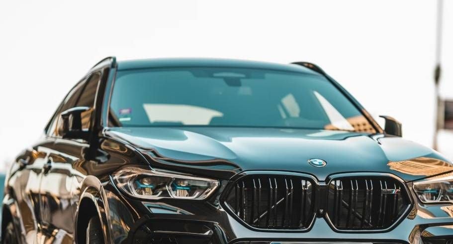 Vlaamse BMW-chauffeur pakt uit met een 'muzikale' nummerplaat op zijn auto: "Die speelt in een orkest!"