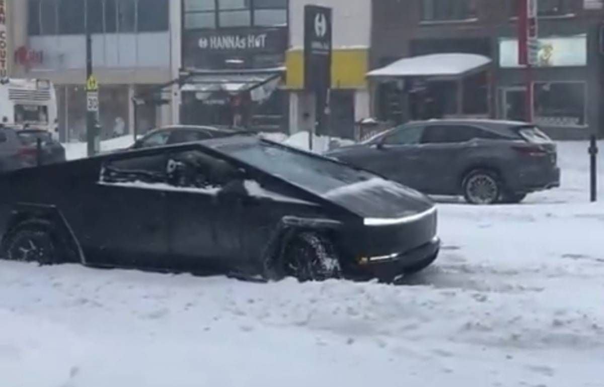 Beelden van Cybertruck die vastzit in de sneeuw terwijl Honda er moeiteloos voorbij rijdt, maken Tesla-fans woedend