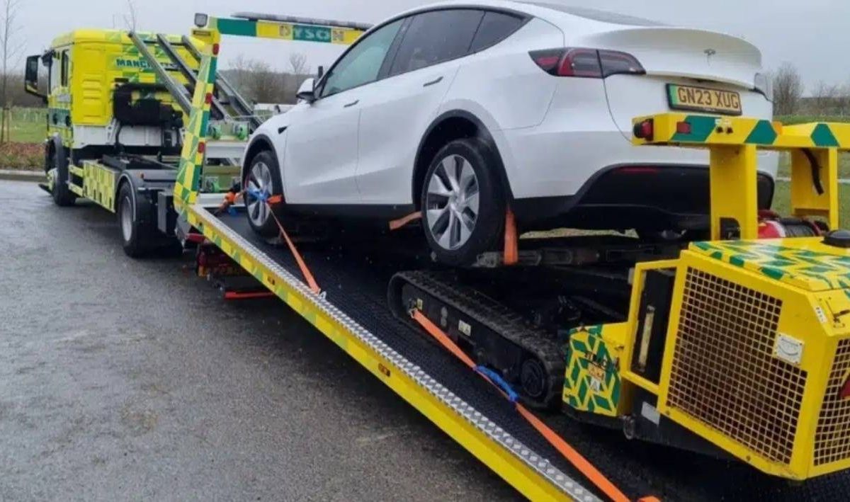 Tesla-eigenaar beweert dat hij 13.000 euro reparatiekosten moest betalen slechts één dag na aankoop