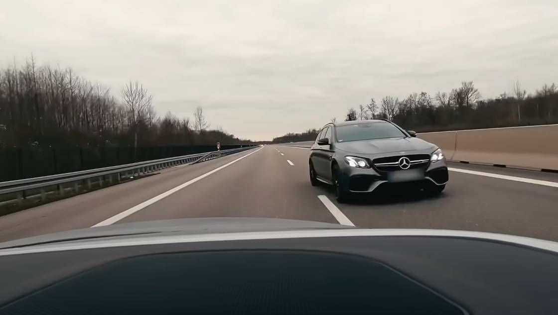 Mercedes scheurt een andere auto voorbij op Duitse snelweg met een snelheid van 332 km/u